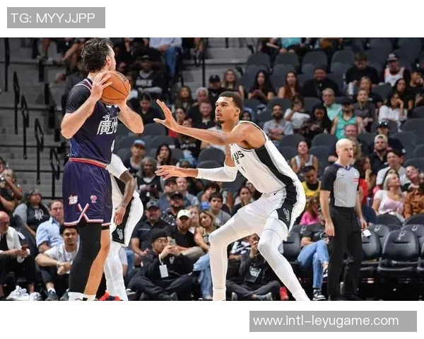 文班亚马半场表现抢眼砍下19分10板3助3断1帽唯失误略显不足