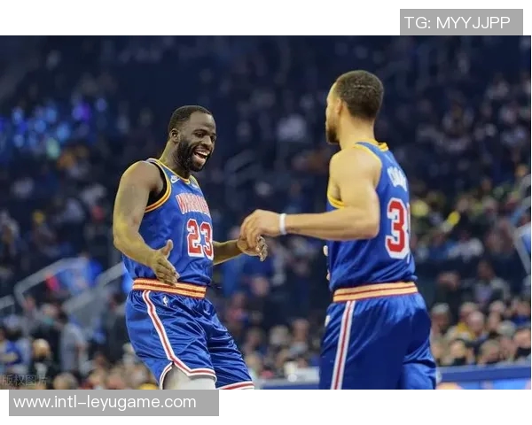 布朗尼被包夹失误库里反击背传希尔德意外失球引发争议 布朗尼被包夹失误库里反击背传希尔德意外失球引发争议